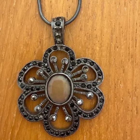 Jewelry - Vintage flower necklace